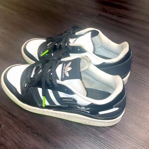 Adidas sneakers 7 male-8.5 femalesize UNISEX
